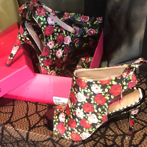 Betsey Johnson Rexie Shootie Peeptoe Heel. - Picture 6 of 8